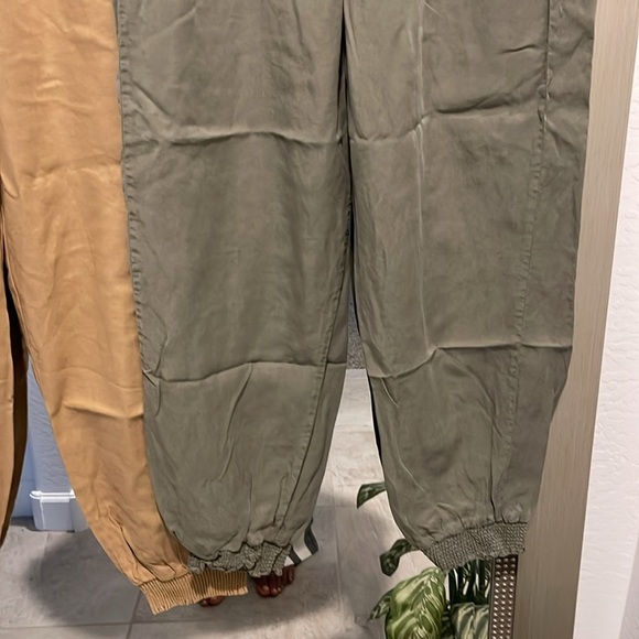 2 Joggers Green and Camel size Medium - Picture 3 of 12